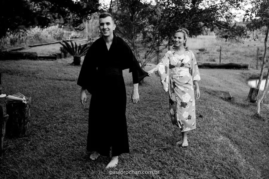 Gesto romântico com yukata no ensaio Casal fazendo gesto romântico segurando a manga do yukata