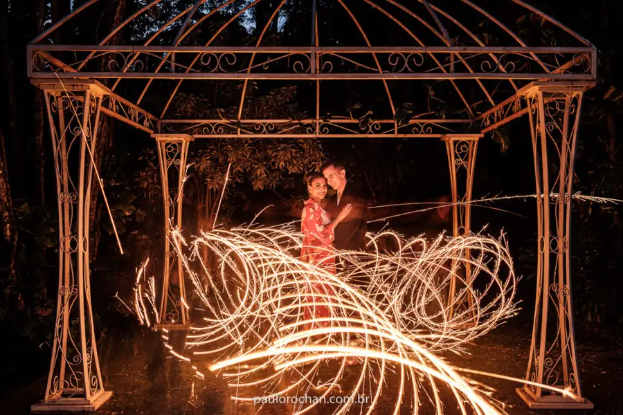 Círculo de luz com sparkler no ensaio Foto de casal com círculo de luz feito por sparkler
