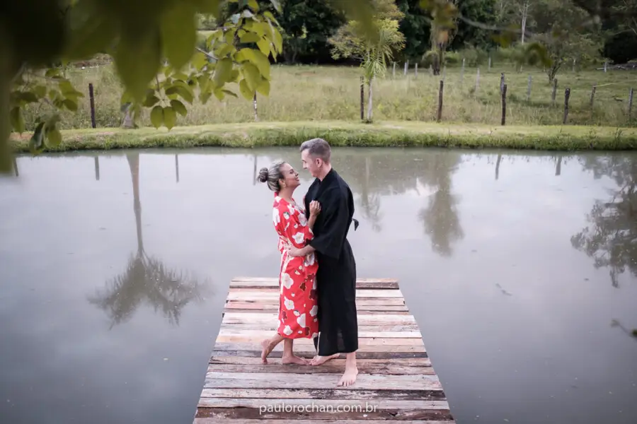Yukata masculino preto no ensaio fotográfico Kevin usando yukata masculino preto em ensaio pré-wedding