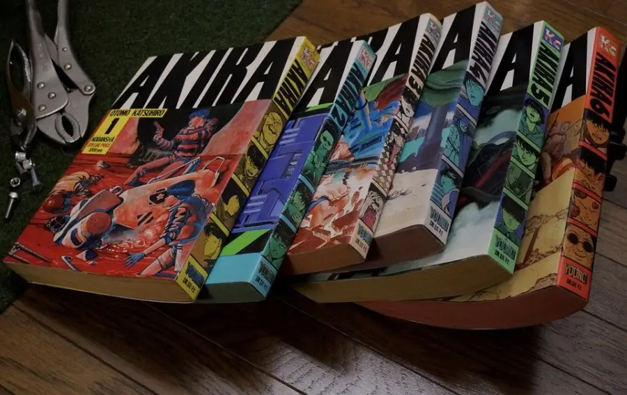 Coleção rara de mangás Akira Coleção de mangás Akira em volumes antigos sobre uma mesa