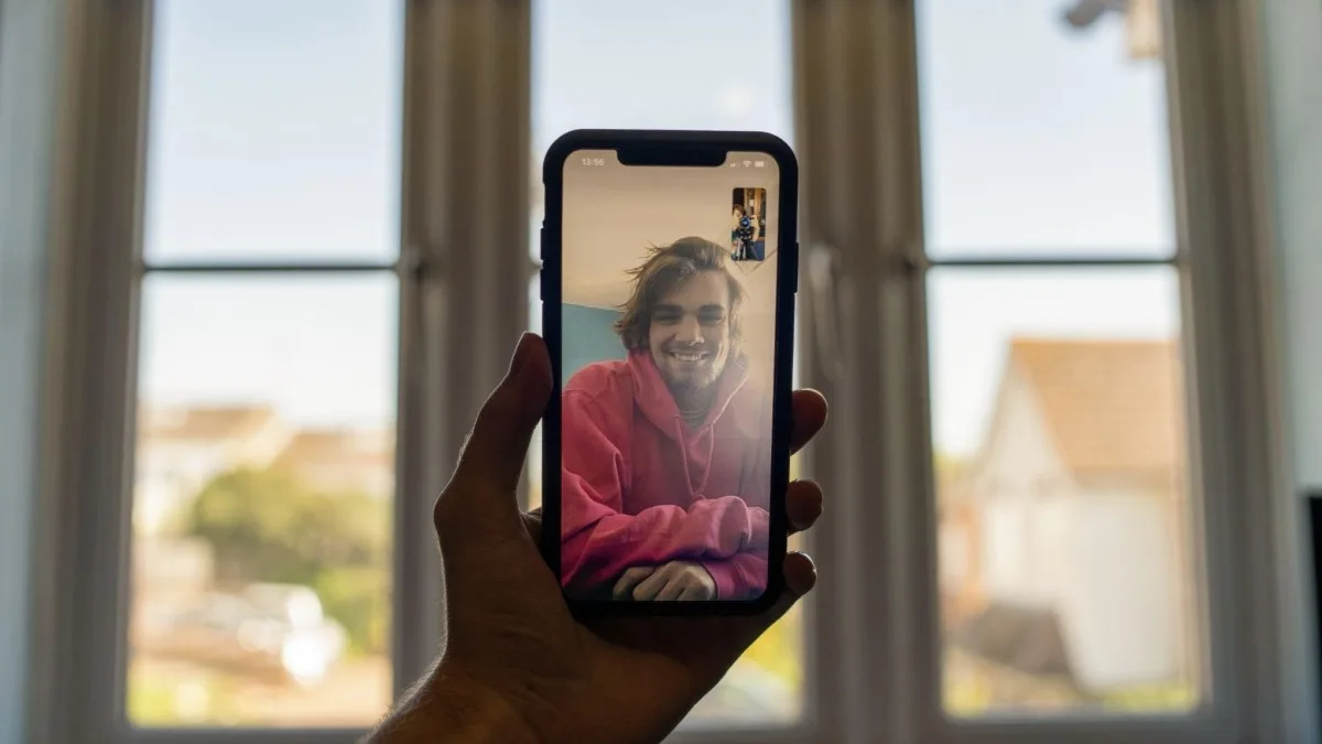 Pessoa participando de uma videochamada em notebook usada para ilustrar apps de chamada mais seguros