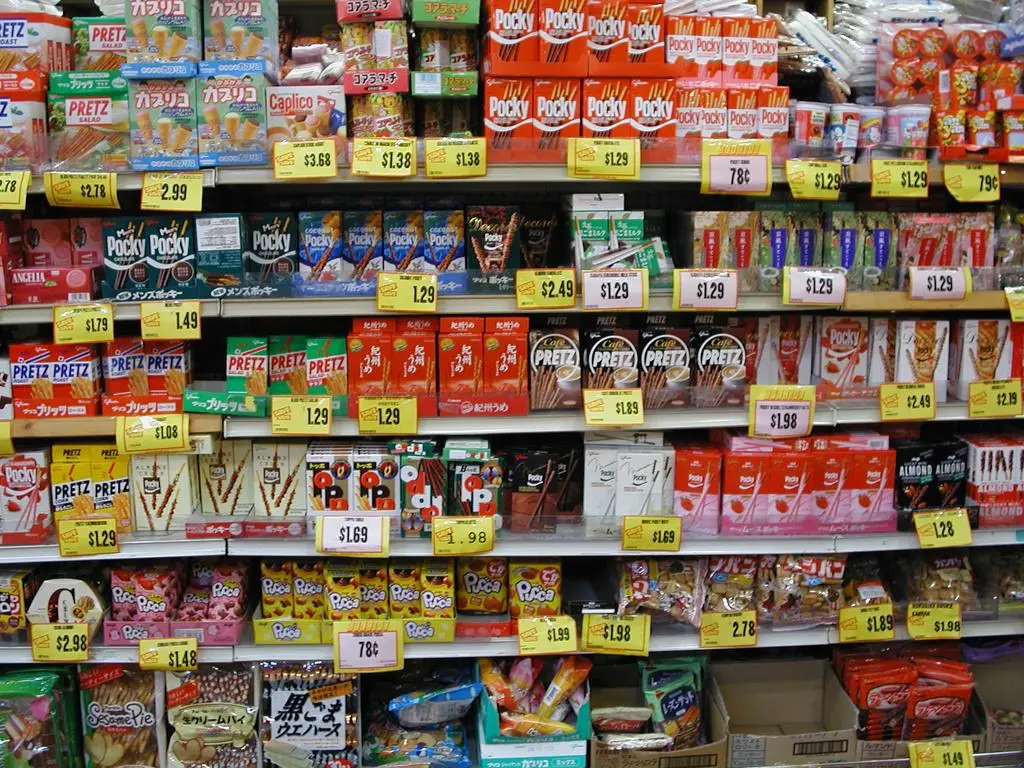 Pocky in einem japanischen Geschäft Verschiedene japanische Snackprodukte mit Pocky im Regal