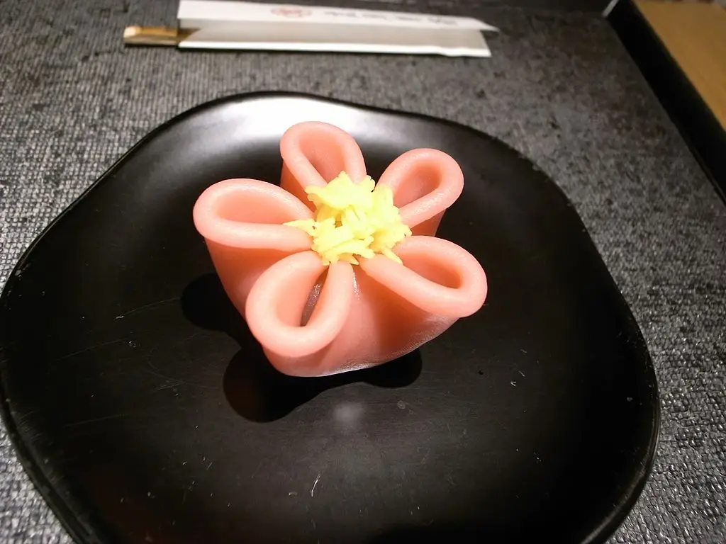 Namagashi Namagashi — wagashi segar, dibentuk tangan, dengan isian pasta kacang merah yang lembut