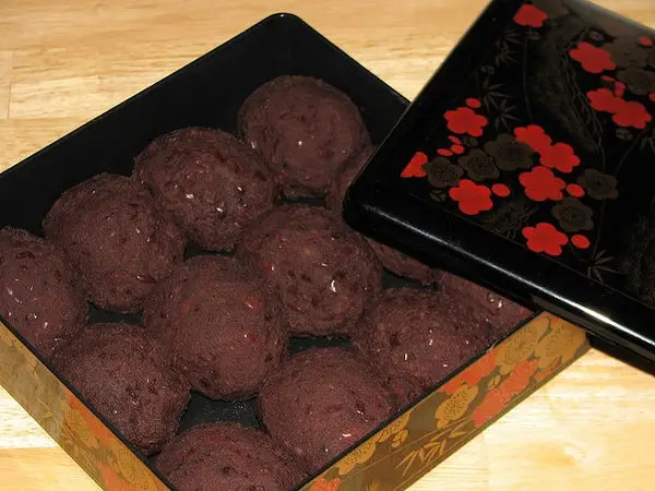 Botamochi Botamochi — bola nasi ketan berisi pasta kacang merah, dibalut dengan taburan biji wijen hitam