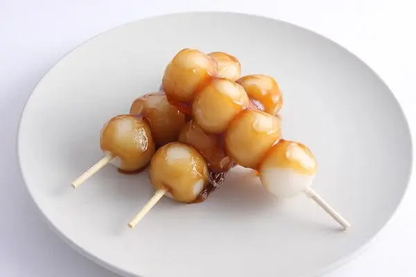 Dango Dango — bola-bola kecil kenyal dari tepung beras, ditusuk tiga atau empat buah dan disajikan dengan saus atau taburan kedelai