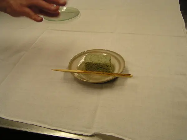 Karukan Karukan — kue dari Kyushu, lembut dan sedikit transparan, dibuat dari tepung beras, gula, dan ubi jalar