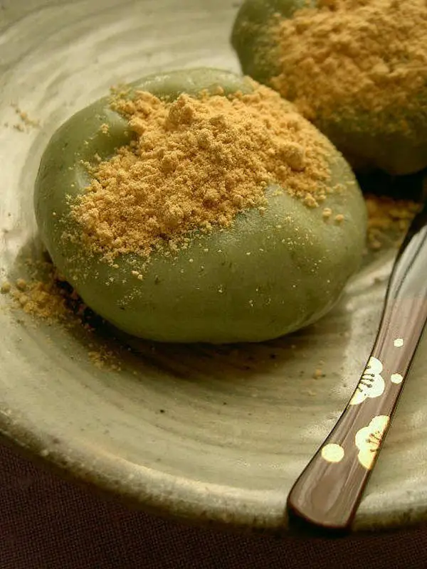 Kusa Mochi Kusa Mochi — mochi berwarna hijau dari daun yomogi, dibungkus daun dan disajikan dengan taburan bubuk kedelai