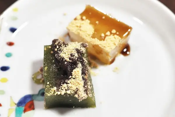 Kuzumochi Kuzumochi — kue putih transparan dan kenyal dari pati kuzu, disajikan dengan sirup hitam dan bubuk kedelai