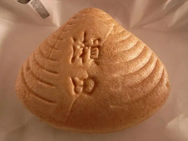 Monaka Monaka — wafer tipis renyah dari tepung beras, diisi pasta kacang merah manis