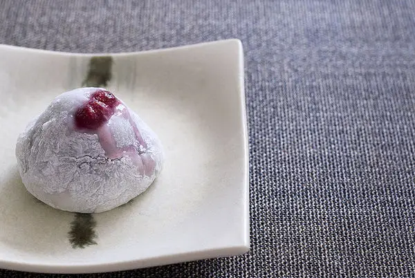 Manju Manju — kue bulat dari tepung ketan berisi pasta kacang merah, bagian luarnya lembut dan sedikit berkilat