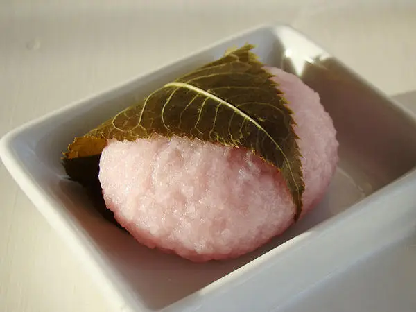 Sakuramochi Sakuramochi — kue beras berwarna merah muda, diisi pasta kacang manis dan dibungkus daun sakura yang diawetkan
