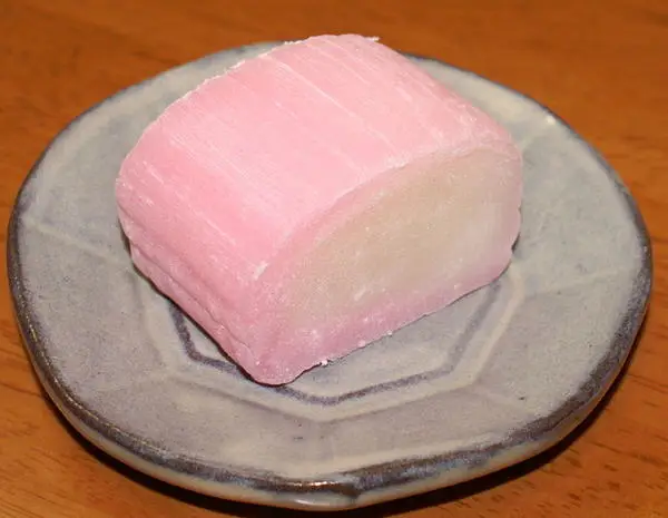 Suama Suama — wagashi lembut dari tepung beras, dengan lapisan luar merah dan bagian dalam putih