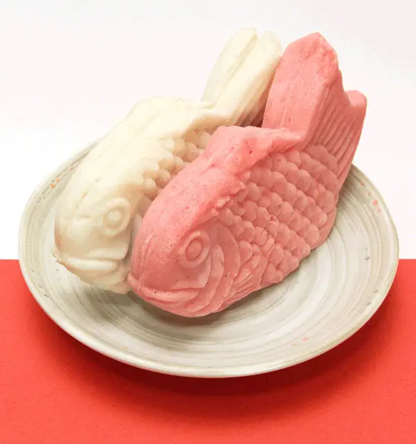Taiyaki Taiyaki — kue berbentuk ikan dengan kulit kecokelatan, biasanya diisi pasta kacang merah manis