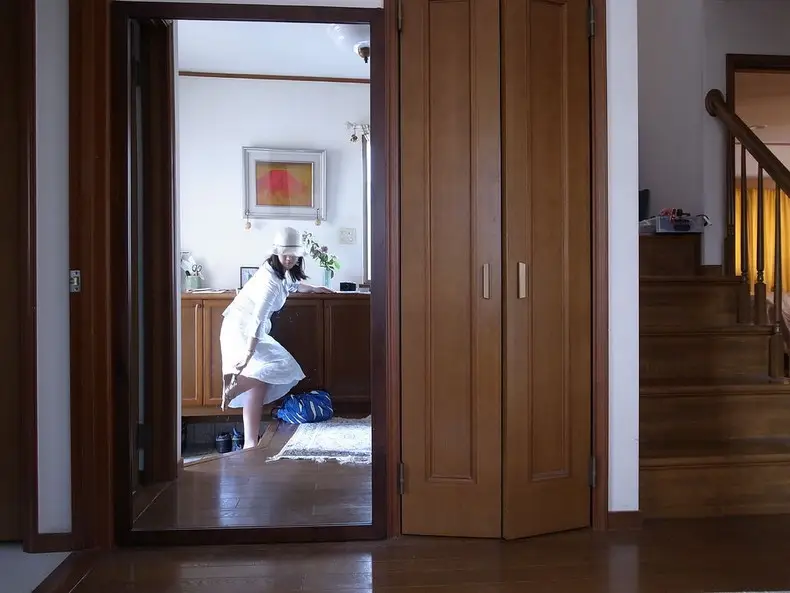 Une paire de chaussures soigneusement posée à l'entrée d'une maison japonaise, prêtes pour l'intérieur