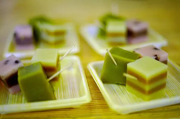 Uiro Uiro — kue kenyal dari tepung beras, dipotong kotak-kotak kecil dengan berbagai varian rasa