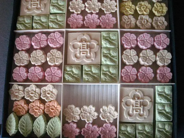 Wasanbon Wasanbon — gula halus tradisional dari Shikoku, dibentuk menjadi permen kecil berwarna lembut