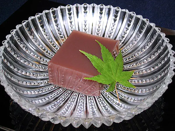 Yokan Yokan — jeli padat dari pasta kacang merah dan agar-agar, dipotong kotak-kotak dan disajikan sebagai teman minum teh