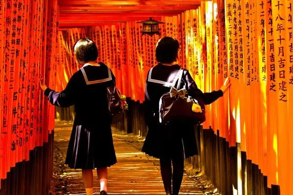 Torii em santuário japonês usado para ilustrar a presença do sagrado e do xintoísmo em Noragami