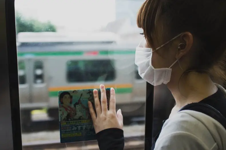 Máscaras no Japão Pessoas usando máscaras no Japão, hábito comum antes e depois da pandemia