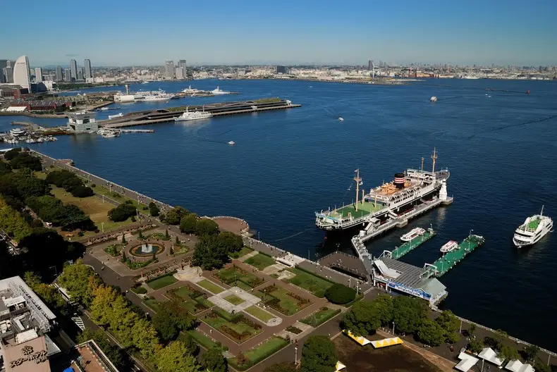 Yokohama Marine Tower dilihat dari Taman Yamashita