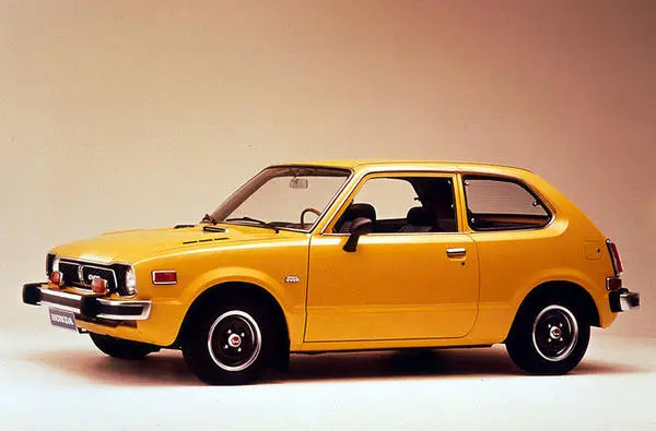 Honda Civic japonês em rua urbana