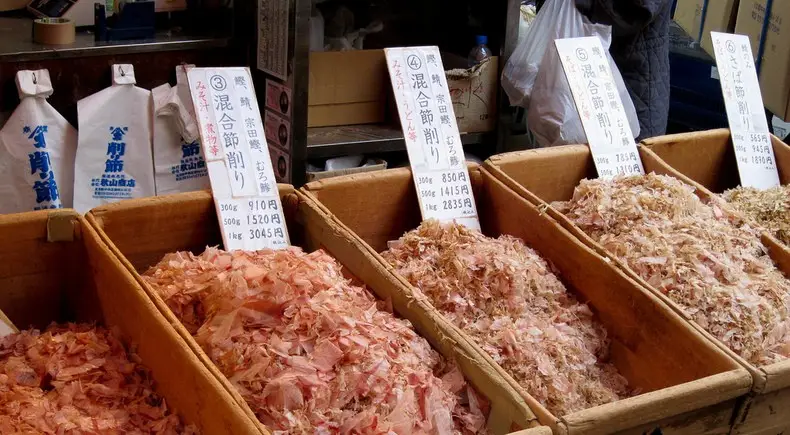 Os principais temperos e condimentos japoneses KATSUOBUSHI - CARNE DE ATUM SECA