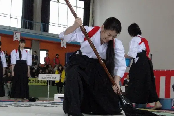 Garota fazendo um Shodo Gigante! 