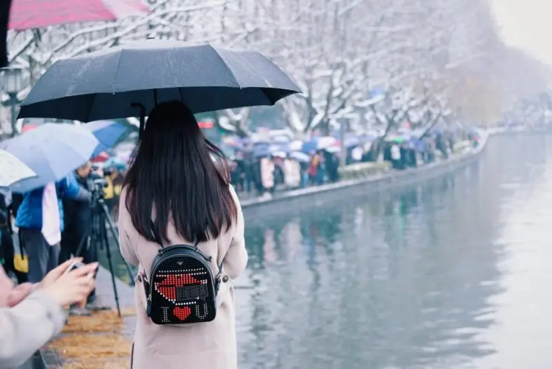 Guarda-chuva junto a lago, texto sobre 'sayonara' e tempo