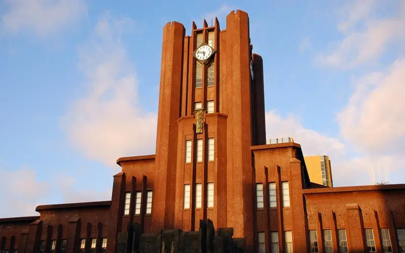 Prédio universitário no Japão representando ensino superior e bolsas de estudo