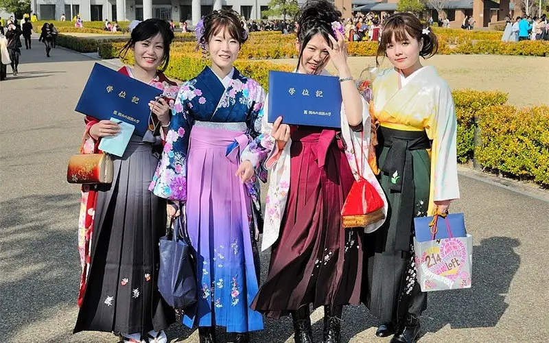 Pessoa de kimono usada para ilustrar respeito ao fotografar e abordar pessoas no Japão
