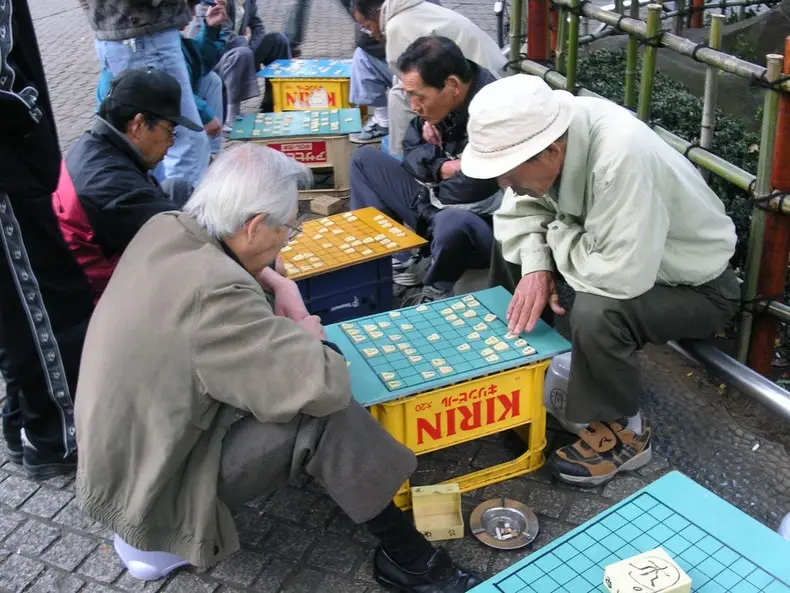 Shogi, o xadrez japonês Peças de shogi organizadas no tabuleiro japonês