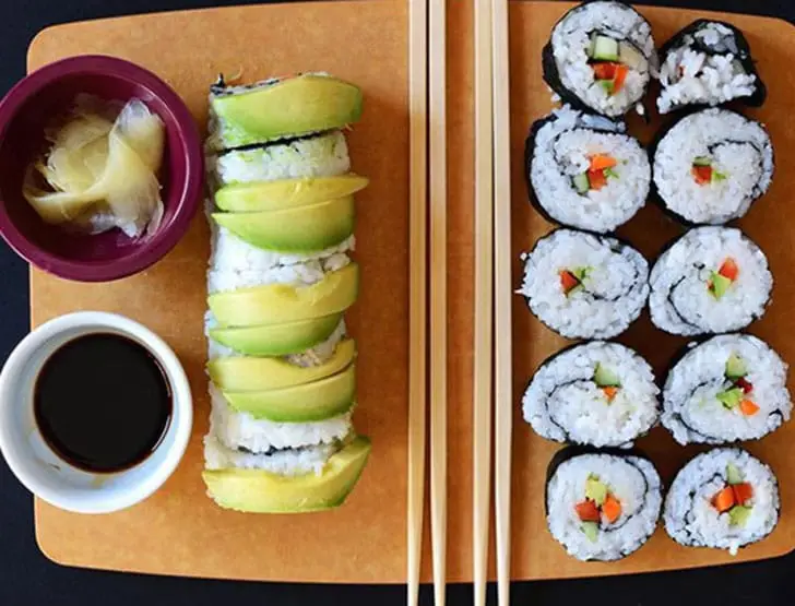 Ideias de nomes para sushi bar Peças de sushi variadas em uma mesa