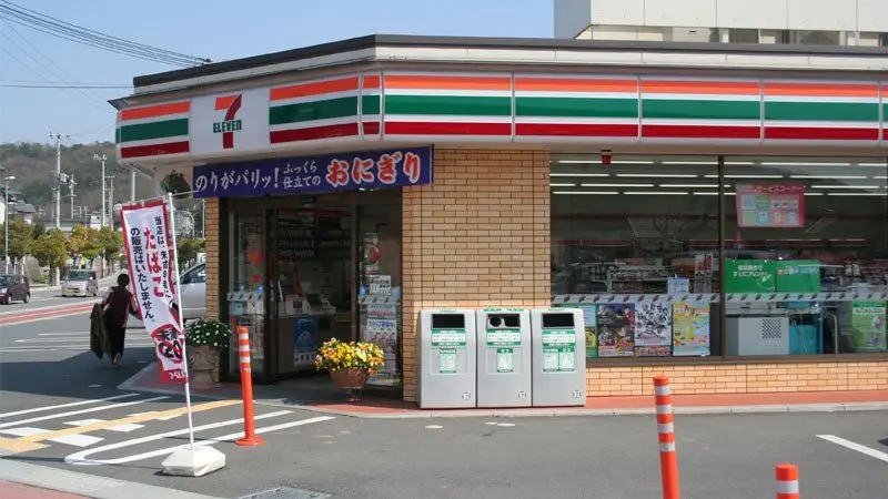Loja de conveniência no Japão com opções baratas de refeição Interior de konbini no Japão com prateleiras e balcões de comida