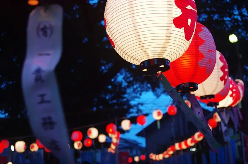 Lanternas japonesas de papel iluminadas, usadas como inspiração para festas e eventos temáticos