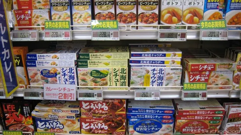 Lebensmittelregale im Konbini in Japan