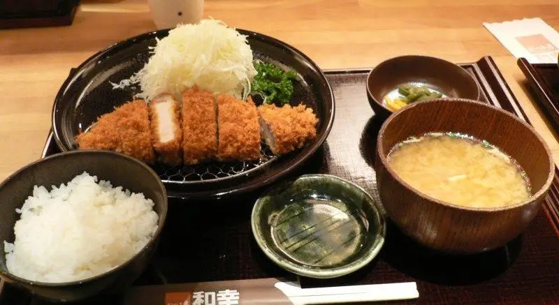 Refeição simples no Japão com arroz e sopa missô Refeição japonesa com arroz, sopa missô e prato empanado