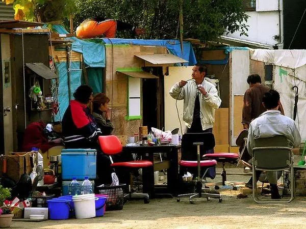 Os Invisíveis moradores de rua no Japão Os Invisíveis moradores de rua no Japão