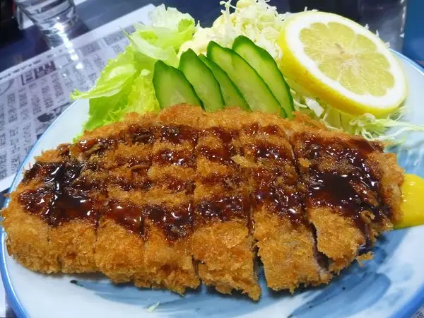 돈까스 - 빵가루 입힌 돼지고기 커틀릿