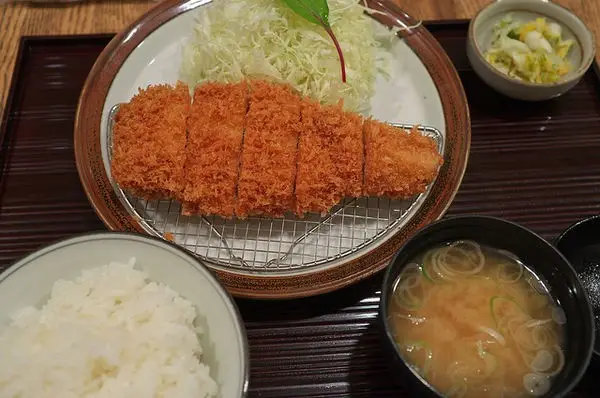 돈까스 - 빵가루 입힌 돼지고기 커틀릿