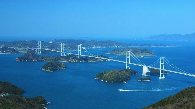 Paisagem japonesa ligada a lazer e deslocamento Vista de ponte sobre o mar no Japão com ilhas ao redor