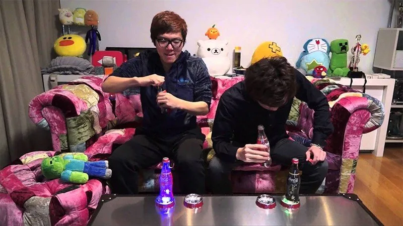 온라인 커뮤니티와 디지털 반응 문화를 떠올리게 하는 이미지