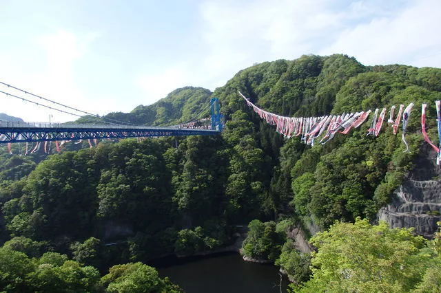 5 lugares para um bungee jumping no Japão A História do Bungee Jumping no Japão