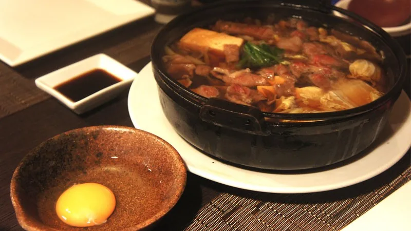 Por que os japoneses comem ovo cru? Não tem perigo? egg