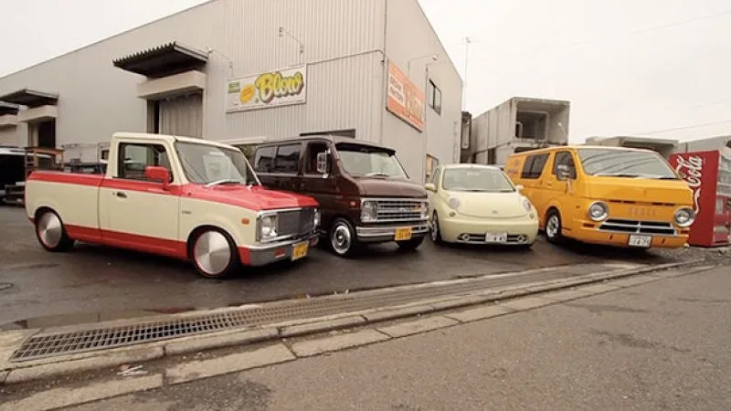 Kei cars japoneses pequenos estacionados em rua do Japão
