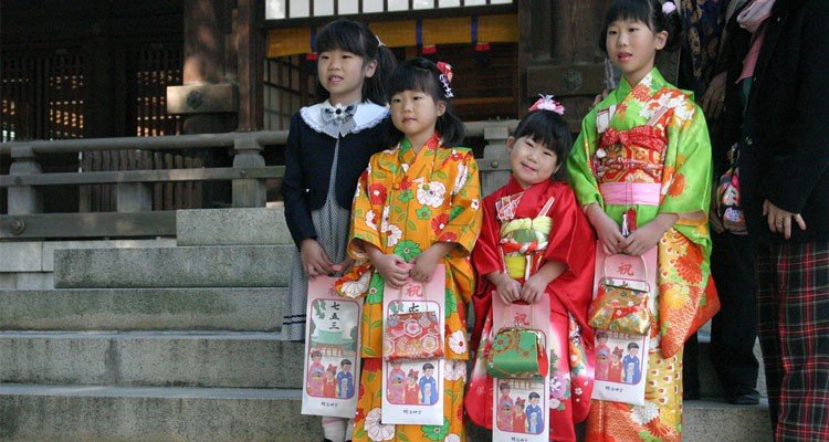 Kind im festlichen Kimono zum Shichi-Go-San Kind in festlicher Kleidung beim Shichi-Go-San