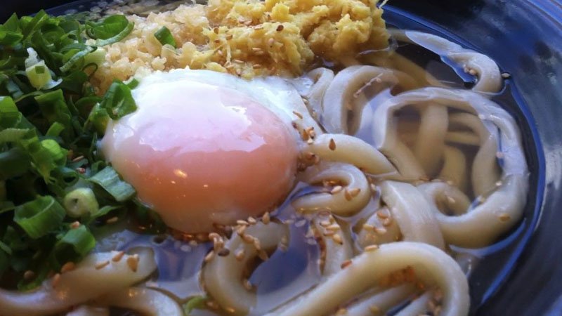Tigela de udon com caldo