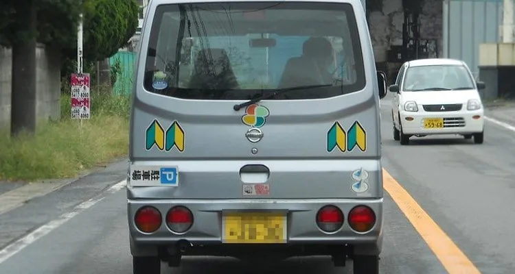 Adesivos especiais usados em veículos no Japão gracinhas