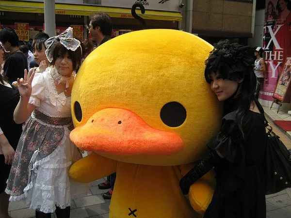 Público e cosplay em encontro ligado à cultura pop japonesa