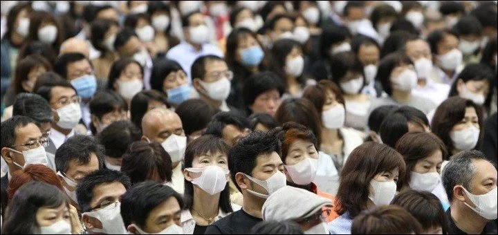 Pessoas usando máscaras no Japão durante período de cuidados sanitários