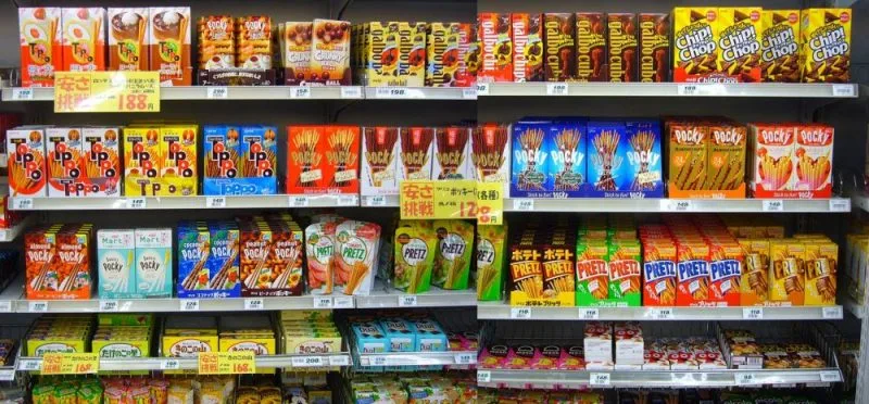 Verschiedene Pocky-Geschmacksrichtungen Mehrere Pocky-Sorten in bunten Verpackungen